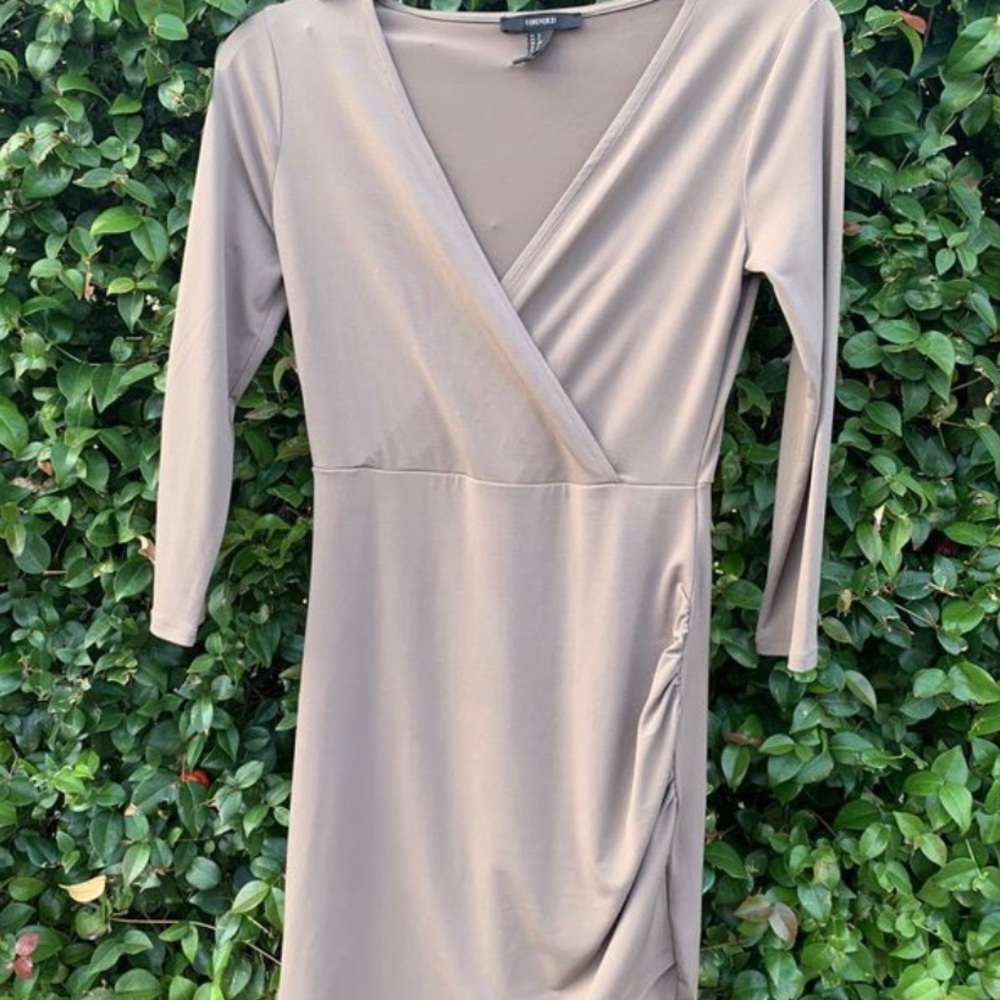 Three-quarter long sleeve dress